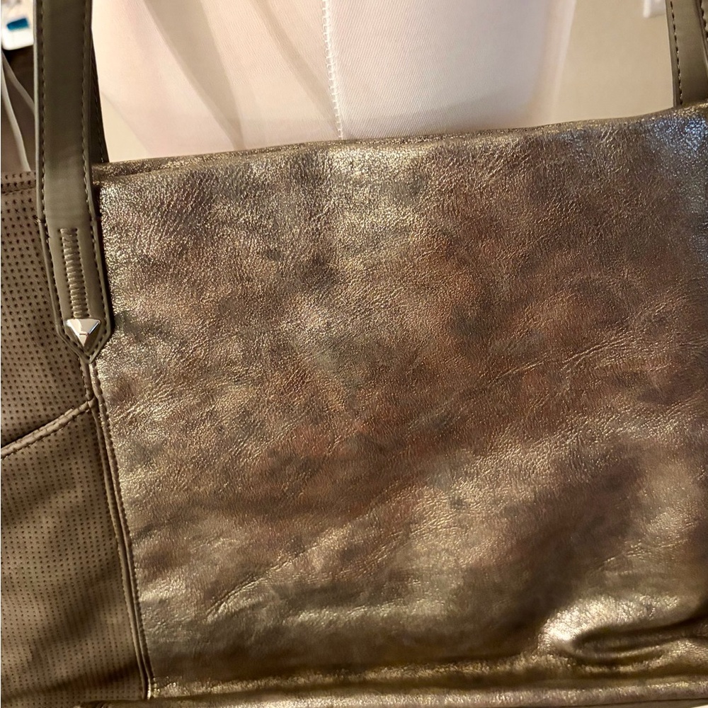 Vegan Leather Metallic Tote Bag w/Zipper Top - NWOT - Picture 2 of 6
